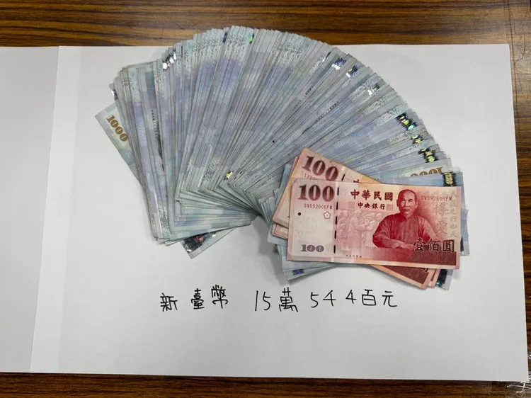 警方在他身上起出15萬餘元現金。翻攝照片