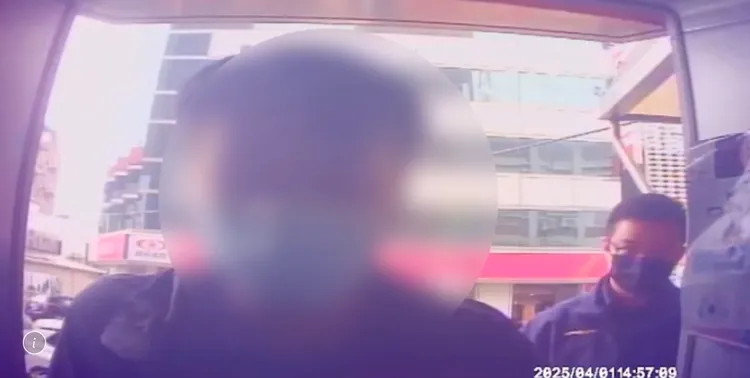 來自香港的杜男在提款機前鬼鬼祟祟，民眾檢舉後警方將他逮捕。翻攝照片