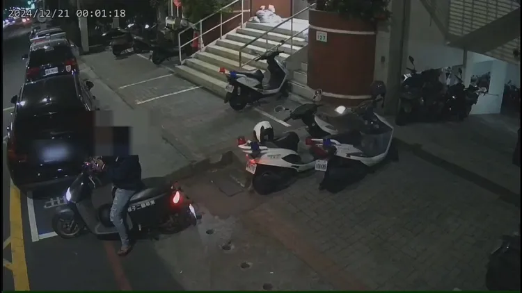 邱女老公鄭南在派出所外接應。翻攝畫面