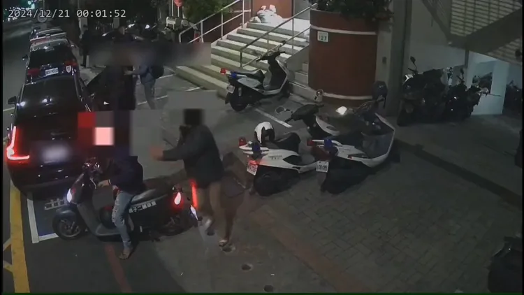 邱女快跑跨上老公機車。翻攝畫面