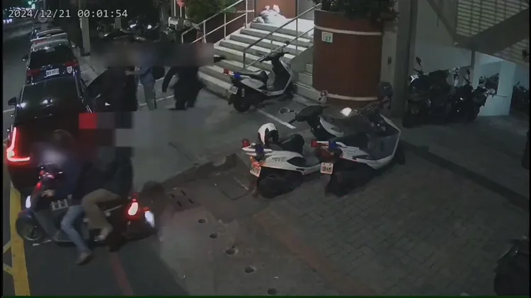 陳姓員警衝出拉回邱女。翻攝畫面