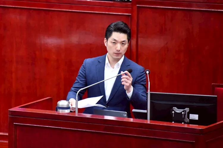 蔣萬安赴議場接受質詢，議員送禮送不停。台北市政府提供