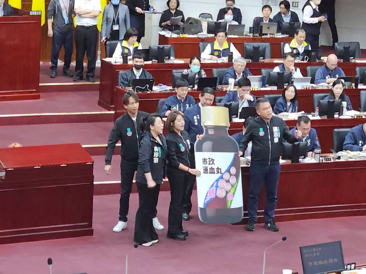 台北市議會民眾黨團送「市政通血丸」，提醒蔣萬安以市政為重。記者張綵茜攝