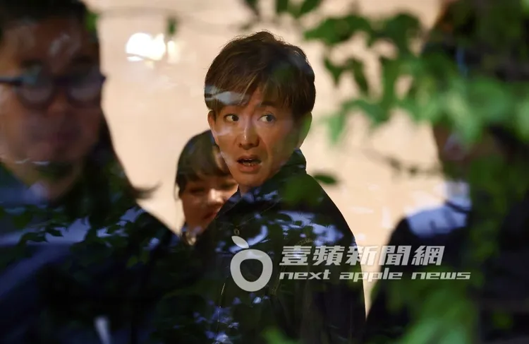 何守正和「運動妹」回家路上，撞見木村拓哉在「三俓就荒」茶館品茗造成的人潮。特勤中心攝