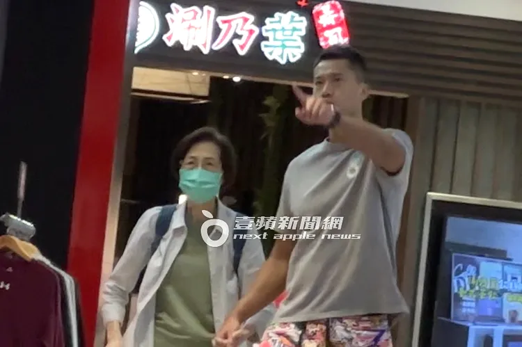 何守正一邊比著方向，細心詢問何媽媽要吃什麼。特勤中心攝