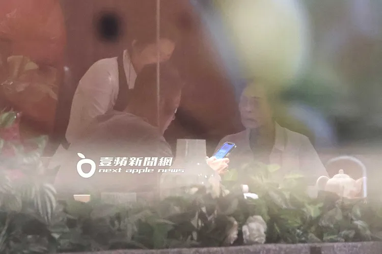 何守正最後跟媽媽走進「新葡苑」高級港式料理共進晚餐。特勤中心攝