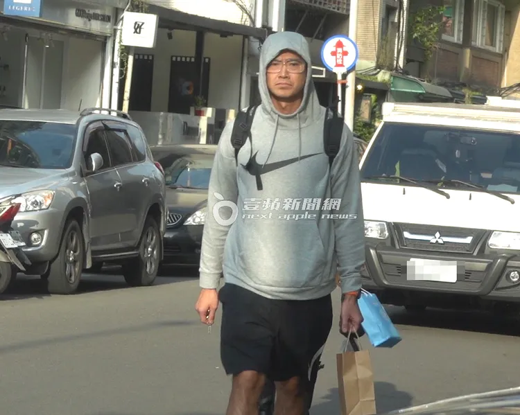 何守正一身NIKE運動裝扮走在前頭。特勤中心攝