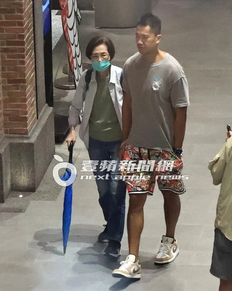 何守正和媽媽在遠百信義A13美食街覓食。特勤中心攝