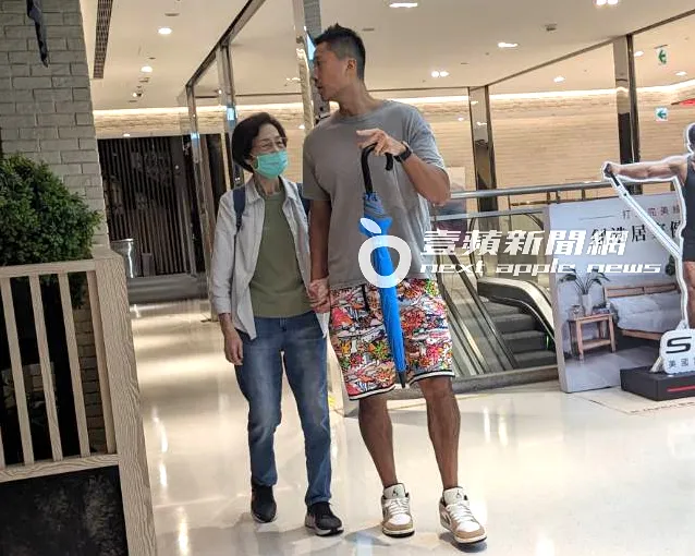 何守正牽著何媽媽逛遠百信義A13。特勤中心攝