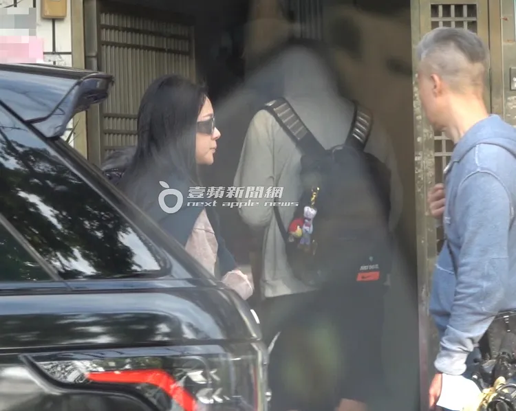 何守正和運動正妹一前一後走進家門。特勤中心攝