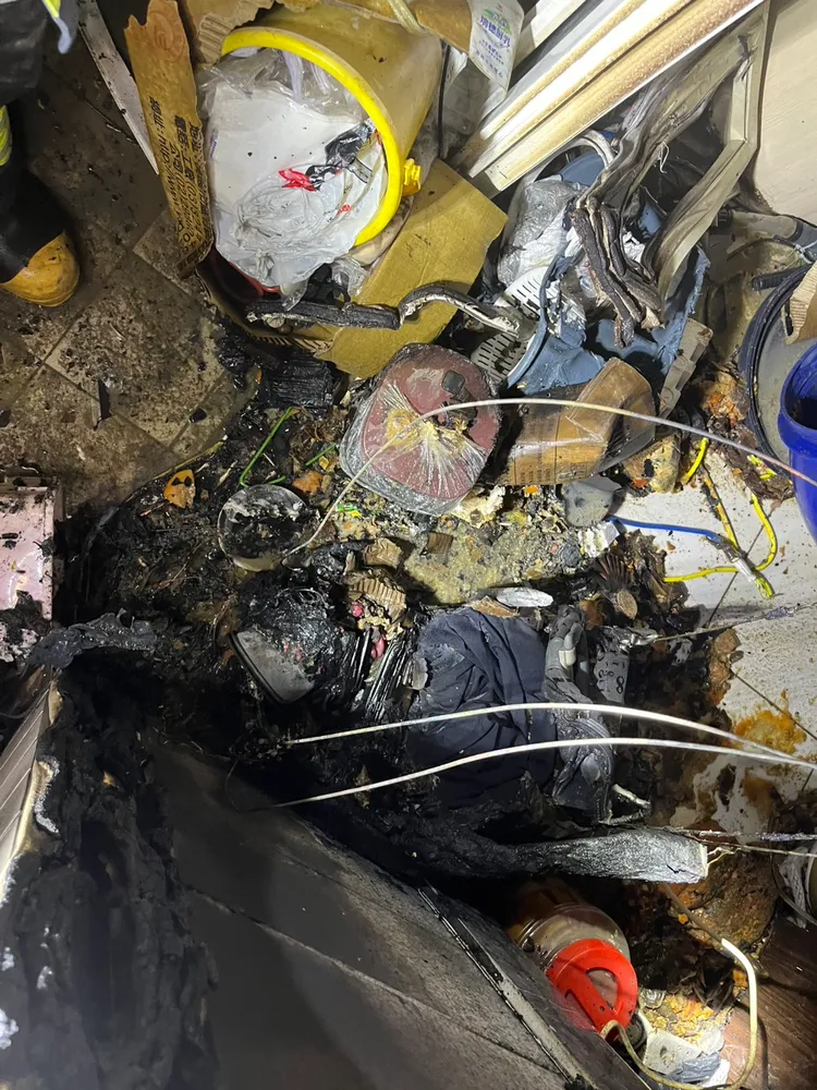 三峽某住家客廳魚缸附近電線突然起火，疑負載失火。翻攝畫面