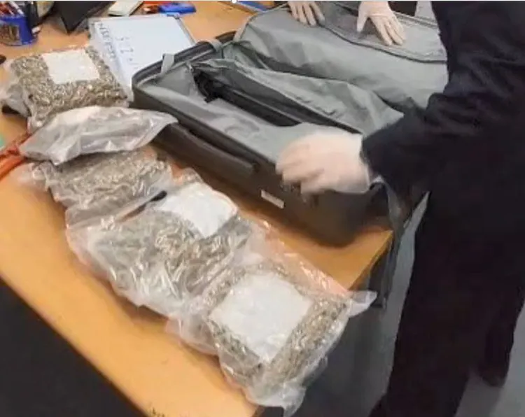 警方查扣毒品。航警局提供