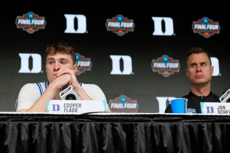 佛雷格(左)無奈。美聯社