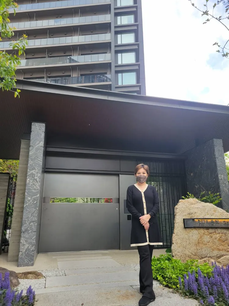 小彤去年以1.15億日圓（約2584萬台幣）在東京交屋的塔樓，後來因影集《地面師》大紅，很多人專程前去拍照打卡。馬可孛羅公關提供