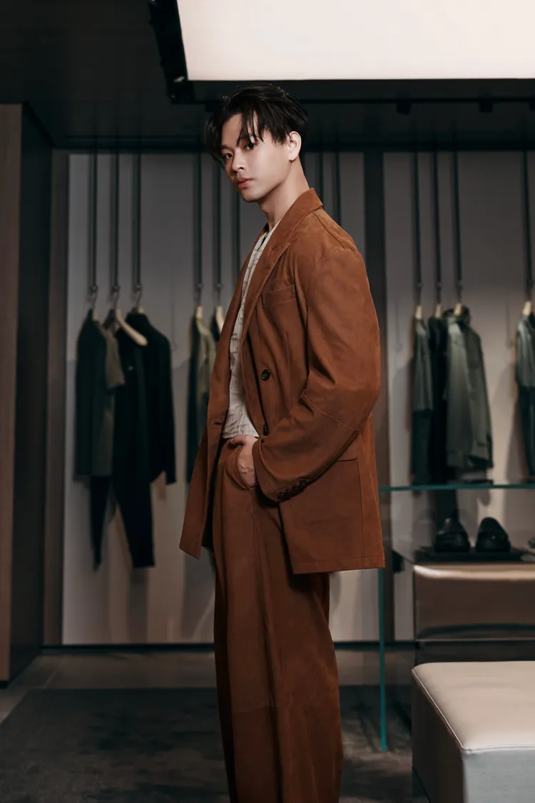 高爾宣帥套EMPORIO ARMANI駝色麂皮西裝。品牌提供