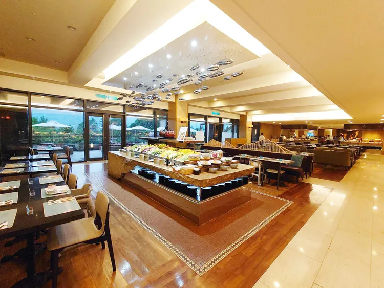 「春季一泊二食住房專案」包含吃到飽丹彤餐廳早、晚餐。雲品溫泉酒店提供