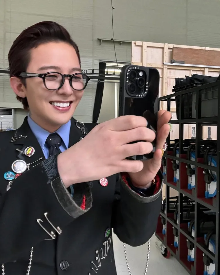 GD最常配戴的款式為JMM經典的黑框眼鏡「ZEPHRIN」。品牌提供