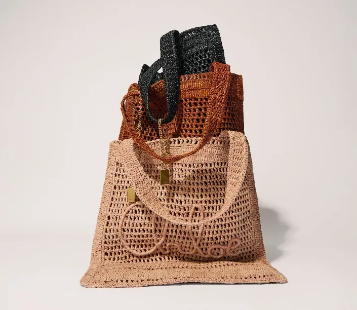 Summer Banana草編托特包結合俐落方正外觀與寬敞容量。品牌提供