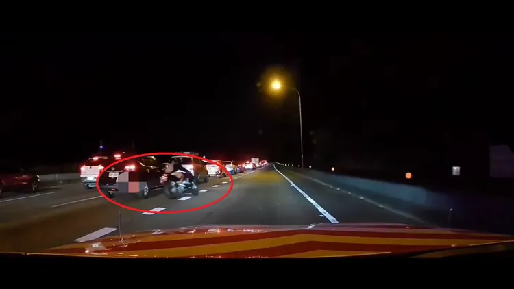 范男原本行駛在外側車道，見車輛回堵後變換車道至路肩。警方提供