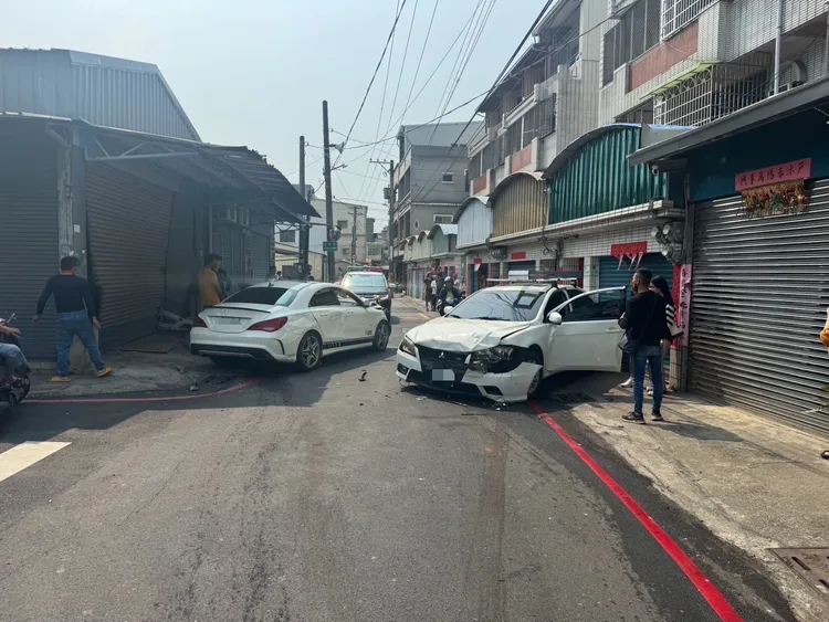 郭男衝撞前女友所搭轎車，造成車頭全毀。翻攝畫面