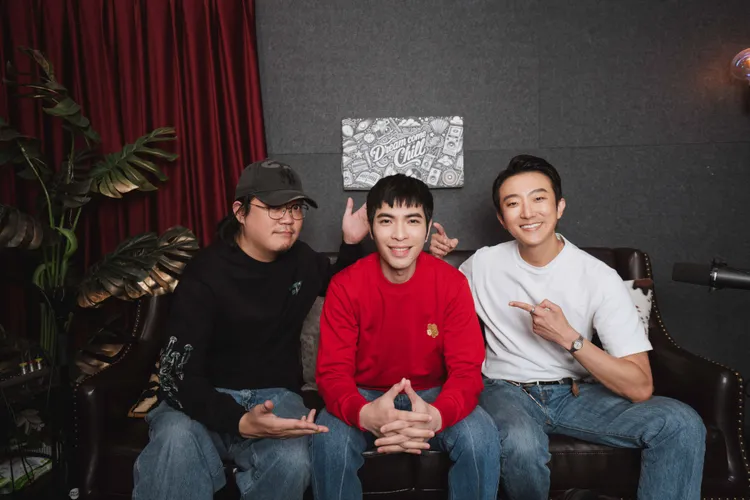 《白日夢非常秋》頻道主持人張懷秋（右）與蕭敬騰（中）在節目中話當年跑唱片宣傳的趣事，左為主持人孫鑠仁大毛。犢影制作、有意思國際傳播提供