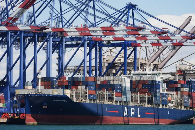 美國將對越南課徵46%關稅、柬埔寨課徵49%關稅，圖為各國進入美國的貨櫃。美聯社