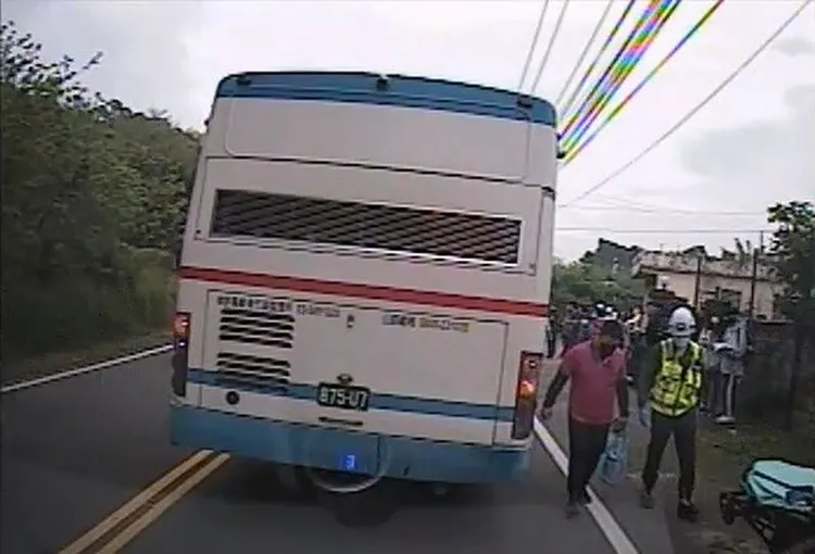 公車駕駛左眼被碎玻璃割傷，被救護人員送醫。民眾提供