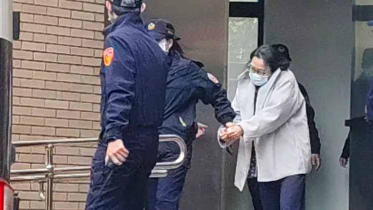 劉彩萱今天坦承綑綁剴剴，還以水果網套頭、塑膠袋固定，甚至綁在椅子上，還讓剴剴罰站在冷靜區。張欽攝