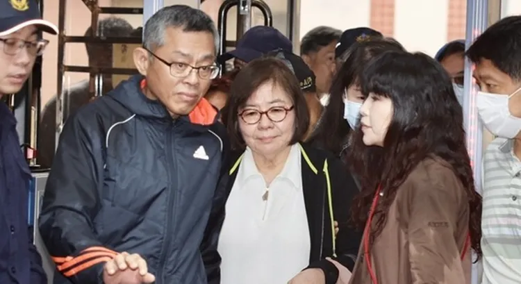 黃呂錦茹（圖中）今遭羈押禁見。中央社