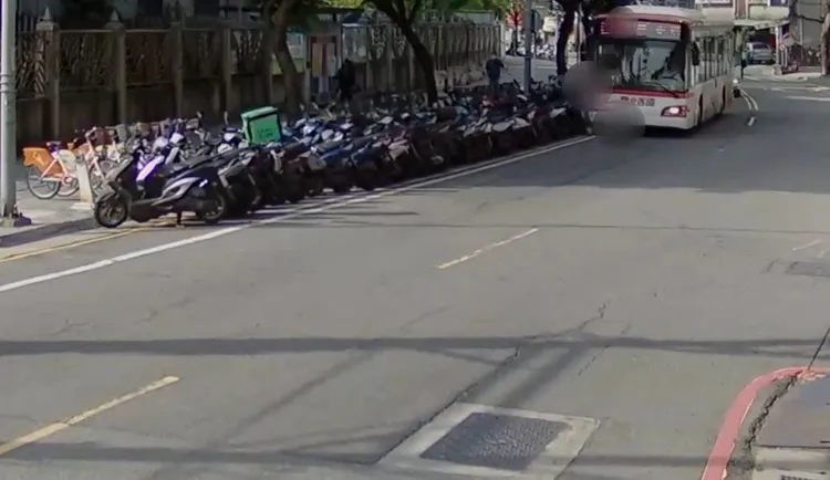 公車擦撞整排路邊機車。警方提供
