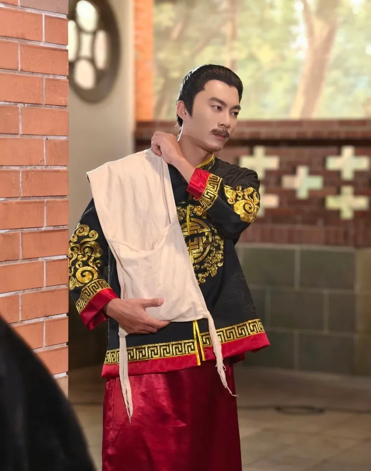 余思達一人分飾兩角。民視提供