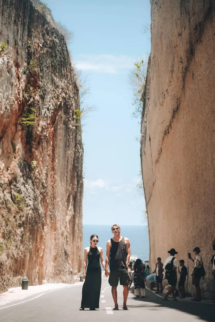 余思達（右）與老婆愛情長跑感情甜蜜。翻攝自余思達臉書