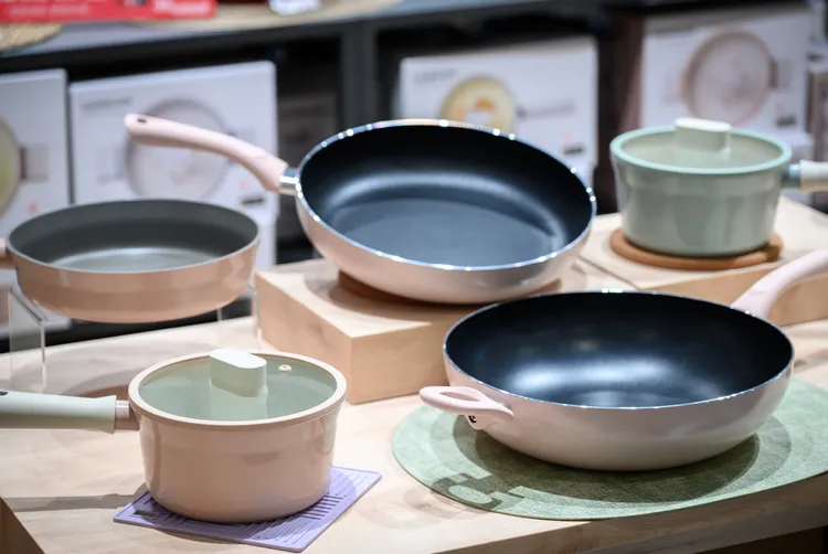 樂扣樂扣Mitsui Shopping Park LaLaport南港店獨家推出3個時尚美型雙鍋組合1899元起，最低58折。業者提供