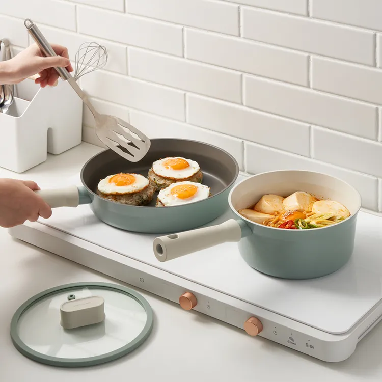 「樂扣樂扣SUIT薄荷奶霜美型不沾IH單柄湯鍋」18cm及「樂扣樂扣SUIT薄荷奶霜美型不沾IH平煎鍋」26cm雙鍋組合。業者提供