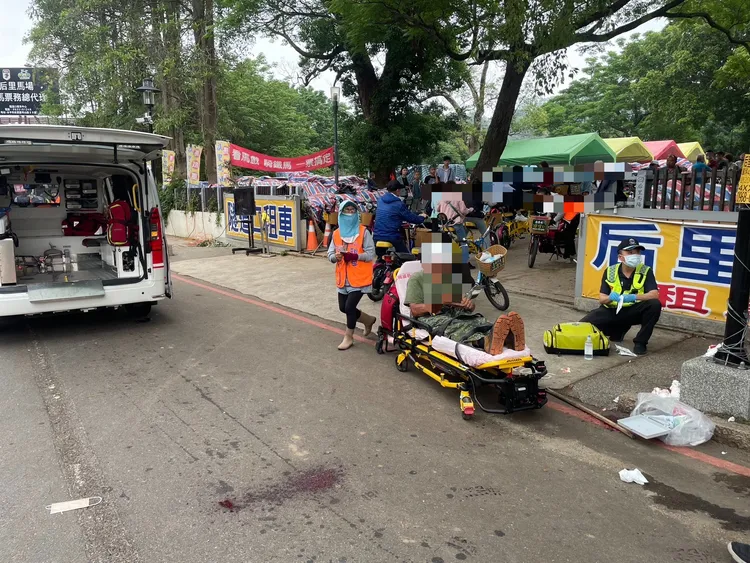 現場8人受傷，送往醫院救治，警方後續將依傷害、聚眾鬥毆等罪送辦。民眾提供