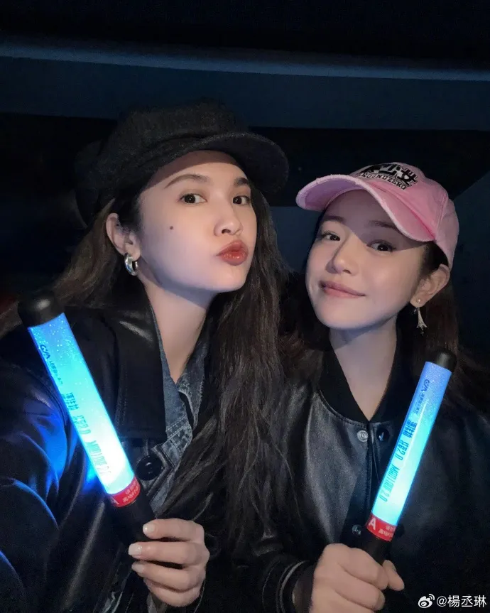 楊丞琳及陳妍希在台下搖螢光棒。翻攝楊丞琳微博
