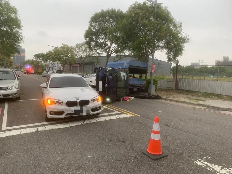 休旅車追撞停等紅燈的BMW轎車，還波及旁的小貨車。民眾提供