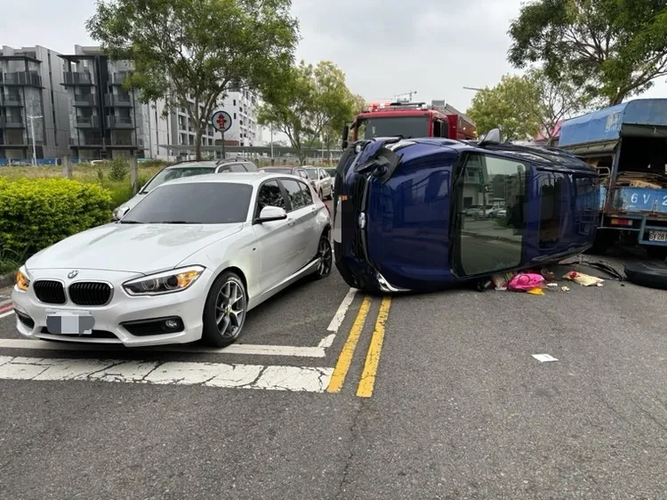休旅車追撞BMW後翻車。民眾提供
