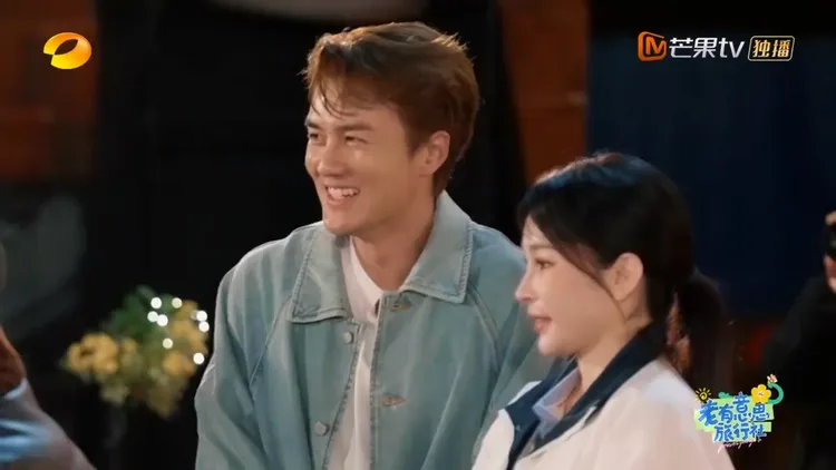 吳克群（左）和溫嵐見證親情團圓一臉感動。翻攝芒果TV