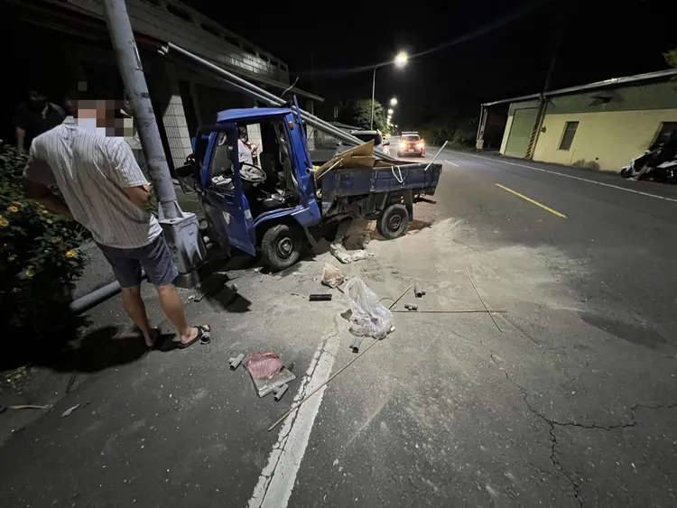 小貨車駕駛酒駕自撞電線桿，傷重不治。翻攝畫面