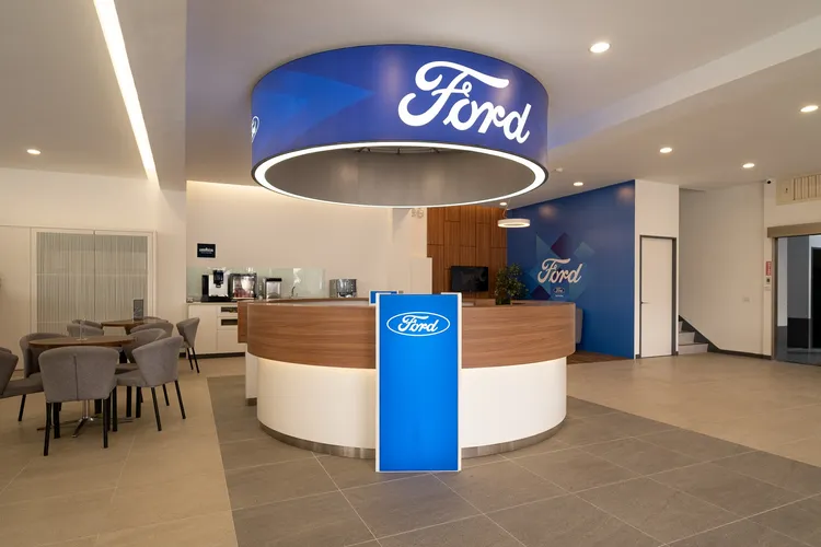 步入展示中心，360度環形迎賓接待台映入眼簾，全體接待人員皆受過航空級禮儀訓練，提供親切且專業的接待服務。業者提供