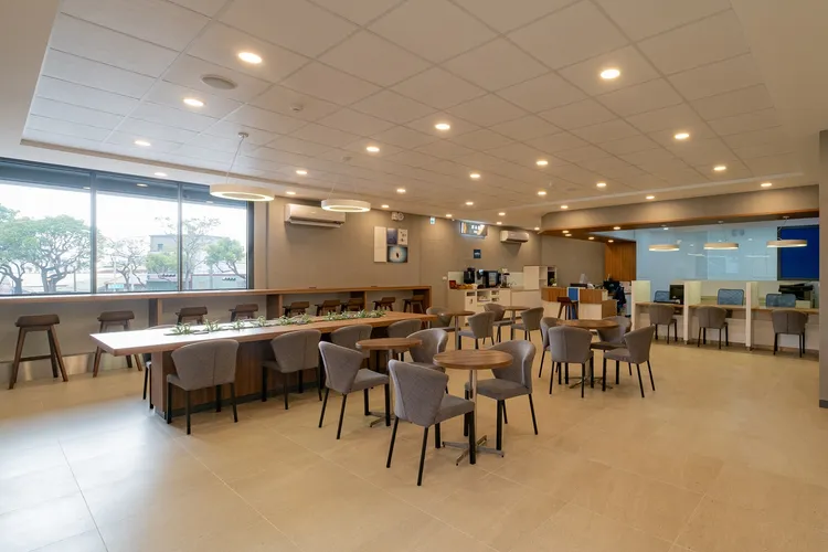 二樓設有多達30席的舒適客休區，提供寬敞便利的休憩環境。業者提供