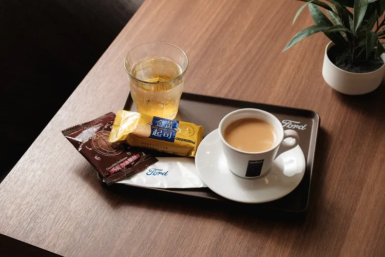 Ford彰化展示中心暨專業服務廠提供義大利百年經典品牌LAVAZZA咖啡，搭配Costco當季檔期精選的甜、鹹點心。業者提供