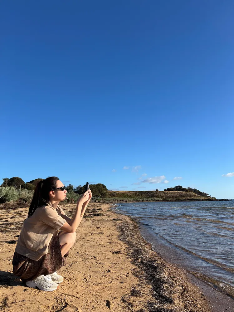 吳卓源希望透過歌曲提醒大家在忙碌生活之餘，別忘了撥空回家吃頓晚餐，與家人共享短暫卻珍貴的團聚時光。華風數位提供