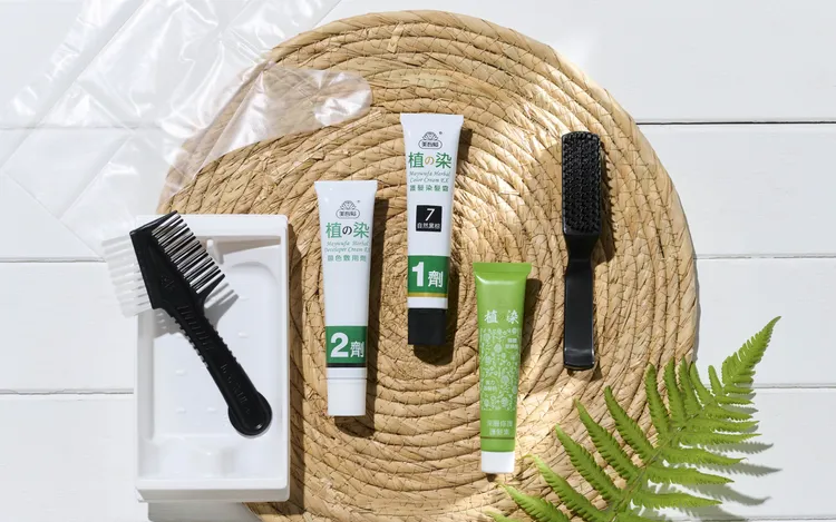 內附染劑、護髮素、手套、2款染髮梳及調配盤，工具非常齊全。