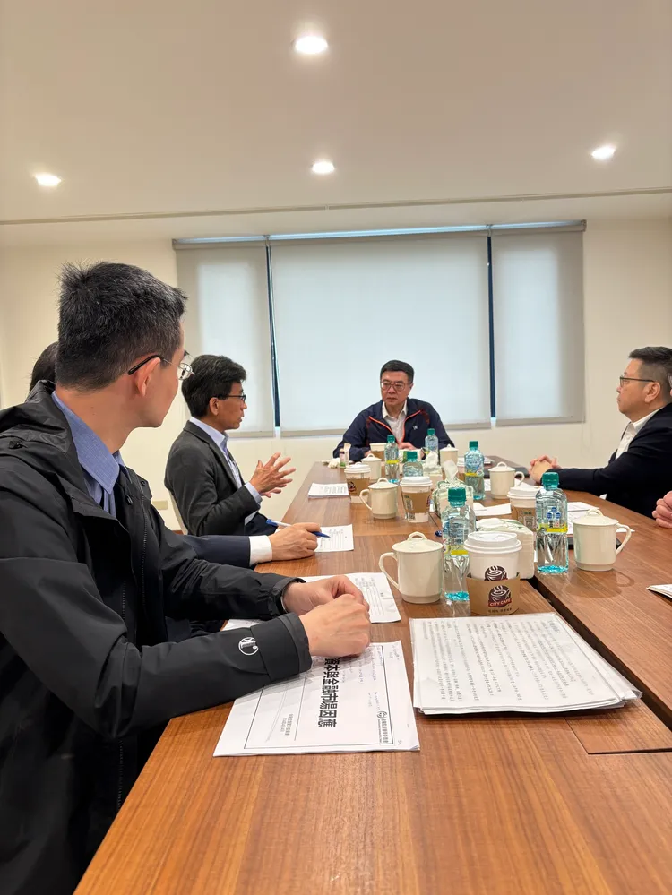 今天上午院長在官邸與金管會等單位持續有相關會議，主要針對國內股市可能會有較大波動，做推演討論。行政院提供