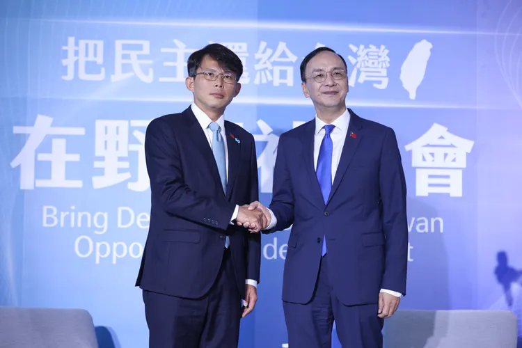 民眾黨黨主席黃國昌和國民黨主席朱立倫。彭欣偉攝