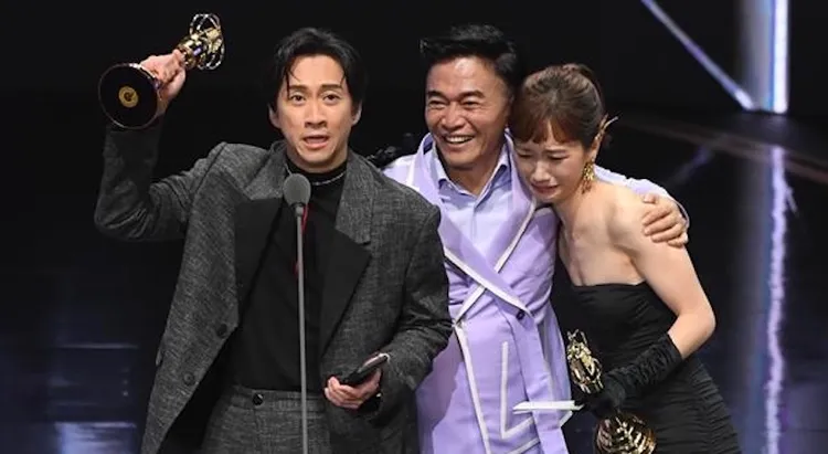 陳漢典（左起）、吳宗憲、LULU主持的《綜藝大熱門》曾獲金鐘獎，上台拿獎，感動落淚。好看娛樂提供