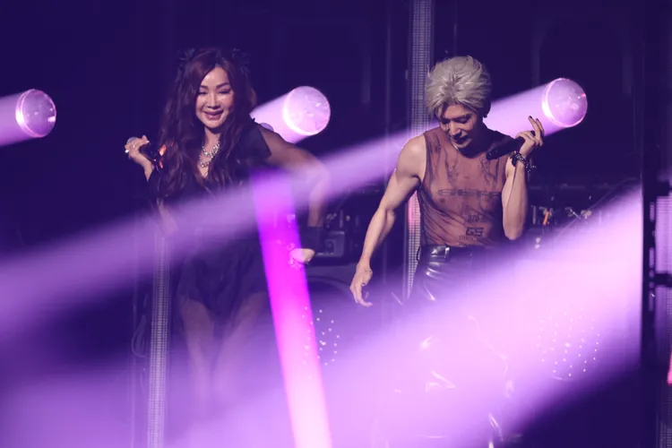 畢書盡（右）與嘉賓陳美鳳合唱《APT.》，掀起最高潮。彭欣偉攝