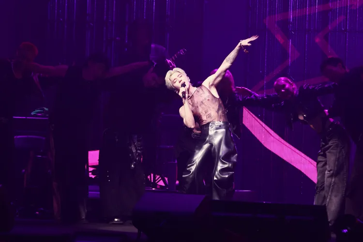 畢書盡透視裝放送猛肌。彭欣偉攝